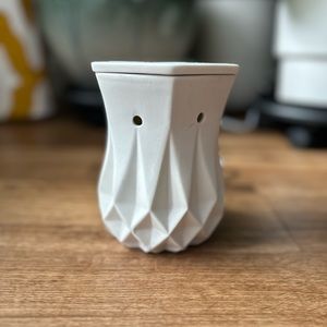 Scentsy wax burner, bulb included